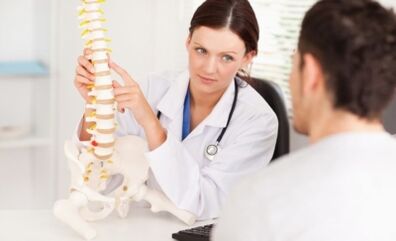 Liječnik govori pacijentu o fazama torakalne osteokondroze i njihovim manifestacijama