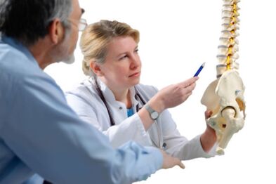 Liječnik konzultira pacijenta o znakovima osteohondroze prsne kralježnice