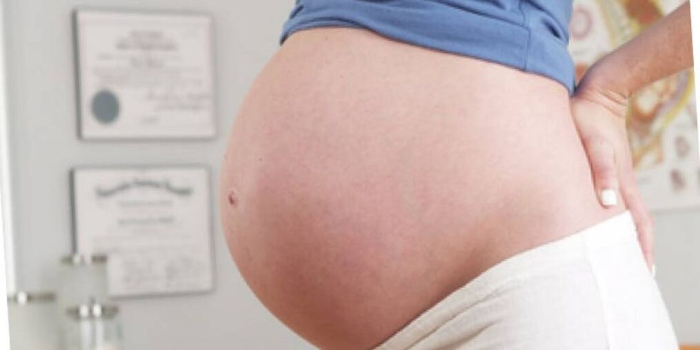 Tijekom trudnoće žene često osjećaju bolove u leđima u lumbalnoj regiji. 