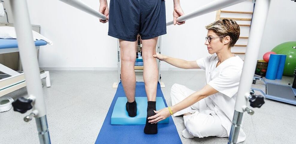 Fizioterapeut koji podučava pacijenta s artrozom koljena