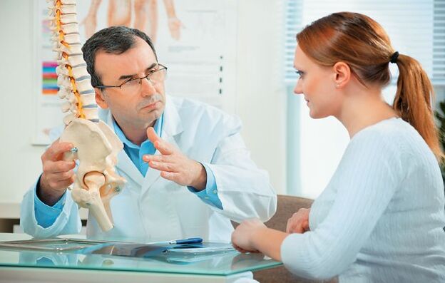 liječnik odabire odgovarajući tretman za liječenje cervikalne osteohondroze u žene